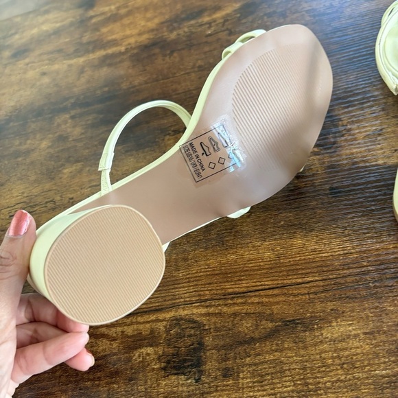 QUPID Brand Women's White Strappy Slip on Sandals Size 10 - Picture 8 of 10